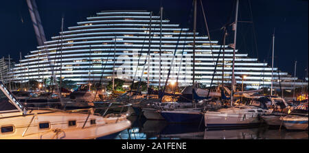 Die zeitgenössische Architektur der Marina Resort nachts beleuchtet Stockfoto