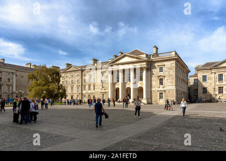 Trinity College Kapelle auf den Parliament Square in Dublin, Irland, an einem sonnigen Tag Stockfoto