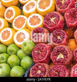Watercolor Illustration: Verkaufsstand für Saft von Äpfeln, Orangen und Granatäpfel mit in Scheiben geschnittenen Früchten Stockfoto