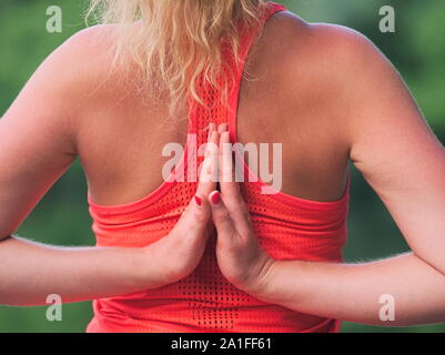 Frau in den 30er Jahren Yoga im Park Closeup Stockfoto