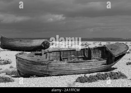 Holz- Boot auf den Strand verlassen Stockfoto