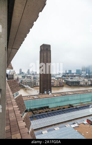 Ein Blick auf die imposante Tate Modern und Skyline von London, England, UK an einem nebligen Tag aus der Galerie anzeigen Stockfoto