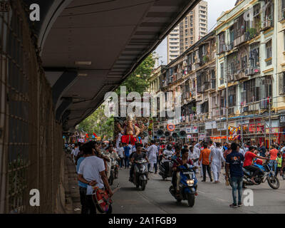 18 Aug 2019 Indischen devotees tragen ein großes Idol der Elefant vorangegangen Hindu Gott Lord Ganesha in chinchpokali Maharachtra Lalbag Mumbai, Indien Stockfoto