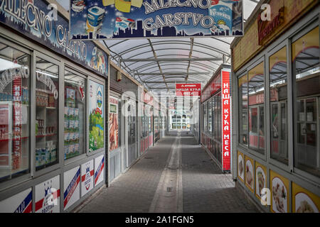 Belgrad, Serbien, 29.August 2019: Reihen von Food Stores in einer Passage am Grünen Markt Zemun Stockfoto