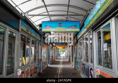 Belgrad, Serbien, 29.August 2019: Reihen von Food Stores in einer Passage am Grünen Markt Zemun Stockfoto