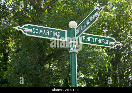 Traditionelle grüne Finger Schild, in einem ländlichen Kreuzung in Jersey. Hände den Weg zu Standorten in verschiedenen Richtungen. Die Kanalinseln. Stockfoto