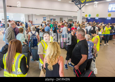 26. September 2019. Rückführung der Briten durch ATOL und Britische Regierungsbeamte aus der Insel Korfu nach dem Zusammenbruch der High Street Reiseveranstalter und Fluggesellschaften Thomas Cook. Nick Hatton/Alamy leben Nachrichten Stockfoto