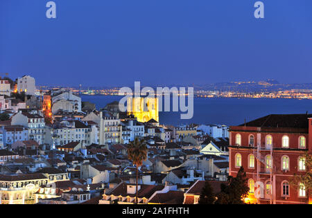 Die Altstadt (Baixa) und der Motherchurch in der Dämmerung. Lissabon, Portugal Stockfoto