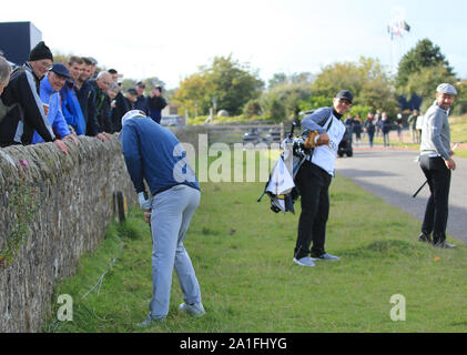 ST Andrews, Schottland. 26. SEPTEMBER 2019: Brian McFadden spielt einen Schuß gegen eine Wand von der rauhen am 17. Fairway während der ersten Runde der Alfred Dunhill Links Championship, Golfturnier der European Tour in St Andrews, Schottland Stockfoto