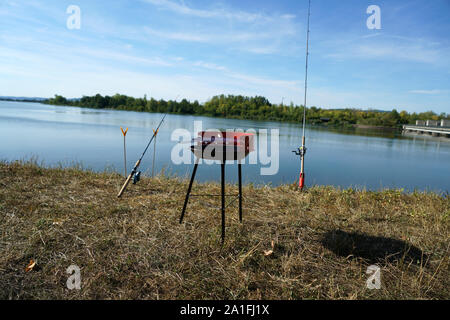 Würstchen grillen mit einem Holzkohlegrill im Garten Stockfoto