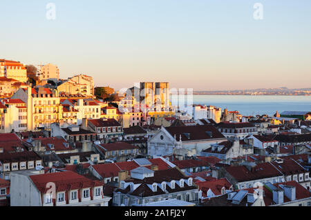 Die Altstadt (Baixa) und der Motherchurch in der Dämmerung. Lissabon, Portugal Stockfoto