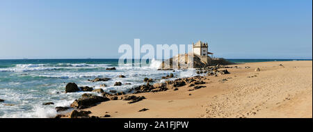 Senhor da Pedra Kapelle am Miramar Beach. Portugal Stockfoto