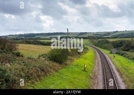 Einspurige Eisenbahnlinie zwischen Corfe und Swanage, Dorset, Großbritannien läuft Stockfoto