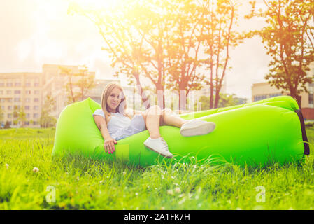 Junge Frau ruht auf einem Sofa in den Park.. lamzac Stockfoto