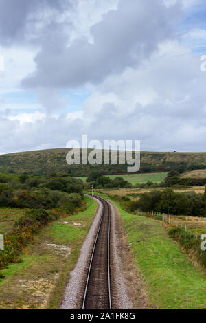 Einspurige Eisenbahnlinie zwischen Corfe und Swanage, Dorset, Großbritannien läuft Stockfoto
