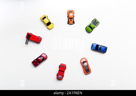 Overhead shot von Spielzeugautos des Kindes auf einem weißen Tisch arrangiert, keine Menschen in Schuss Stockfoto