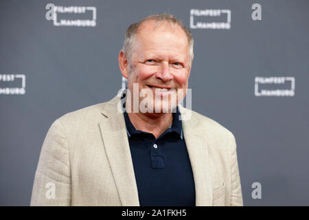 Hamburg, Deutschland. 26 Sep, 2019. Schauspieler Axel Milberg kreuzt den roten Teppich bei der Eröffnung des Filmfests Hamburg. Quelle: Georg Wendt/dpa/Alamy leben Nachrichten Stockfoto