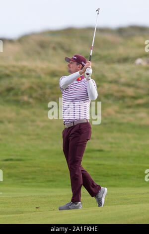 St Andrews, Schottland, Großbritannien. 26 Sep, 2019. Europäische Tour, Alfred Dunhill Links Championship, erste Runde; Justin Rose von England spielt seinen Schuß von der Fahrrinne auf der dritten Bohrung auf dem Championship Course bei Carnoustie Golf Links in der ersten Runde der Alfred Dunhill Links Championship Credit: Aktion plus Sport/Alamy leben Nachrichten Stockfoto