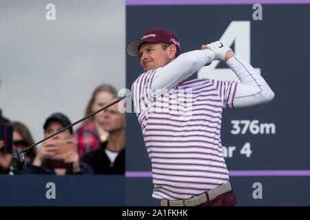 St Andrews, Schottland, Großbritannien. 26 Sep, 2019. Europäische Tour, Alfred Dunhill Links Championship, erste Runde; Justin Rose von England spielt seinen Schuß vom T-Stück auf der vierten Bohrung auf dem Championship Course bei Carnoustie Golf Links in der ersten Runde der Alfred Dunhill Links Championship Credit: Aktion plus Sport/Alamy leben Nachrichten Stockfoto