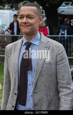 London, Großbritannien. 25. September 2019. Clive Lewis, Labour MP für Norwich Süden, kommt für ein Interview auf College Green, am Tag nach der Oberste Gerichtshof Stockfoto