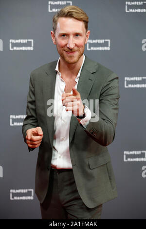 Hamburg, Deutschland. 26 Sep, 2019. Schauspieler Louis Klamroth kreuzt den roten Teppich bei der Eröffnung des Filmfests Hamburg. Quelle: Georg Wendt/dpa/Alamy leben Nachrichten Stockfoto