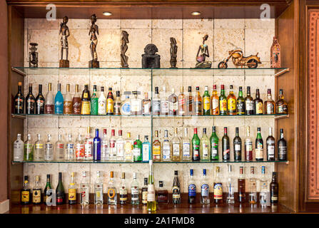 Punta Cana, Dominikanische Republik - 11. Juni 2014: eine Cocktail Bar mit einer Auswahl an alkoholischen Getränken. Stockfoto