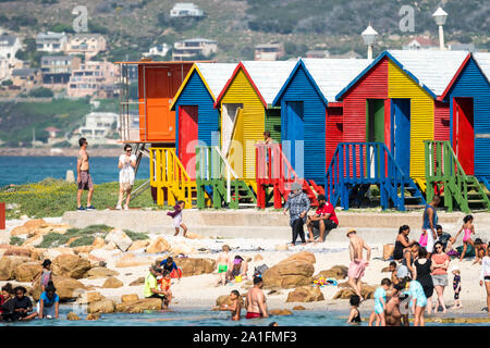 Closeup oder aus der Nähe von bunten Badekabinen und beachgoers oder Menschen in der Sonne Sommer in St. James, Cape Peninsula, Cape Town, Südafrika Stockfoto