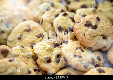 In der Nähe der Gruppe von Chocolate Chip Cookies mit Sun flare Stockfoto