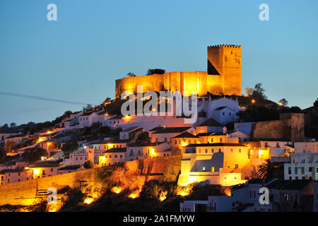 Mértola in der Dämmerung. Alentejo, Portugal Stockfoto