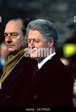 Washington, DC., USA, Februar 1, 1996 Präsident William Jefferson Clinton, und der französische Präsident Jacques Chirac am Podium auf dem Südrasen des Weißen Hauses liefert Erläuterungen während der offiziellen Begrüßungszeremonie für den französischen Staatschef. Stockfoto