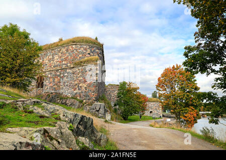 Seaside Path in der Festung Suomenlinna, bewohnt Meer Festung auf 8 Inseln in der Nähe von Helsinki, Finnland gebaut. Suomenlinna ist ein UNESCO-Weltkulturerbe sitzen Stockfoto