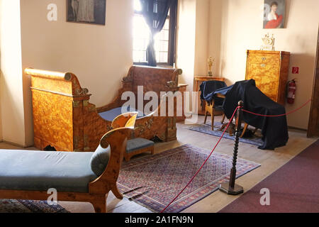 CASTA, SLOWAKEI - 31. AUGUST 2019: das Innere der mittelalterlichen Cerveny Kamen (Rot Stown) Schloss. Möbeln. Stockfoto