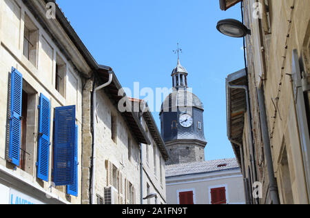 Malerische Gassen und Glockenturm der Stadt Melle in der Region Deux Sevres im Westen von Frankreich. Stockfoto