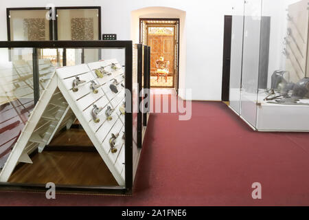 CASTA, SLOWAKEI - 31. AUGUST 2019: das Innere der mittelalterlichen Cerveny Kamen (Rot Stown) Schloss. Arme Zimmer Stockfoto