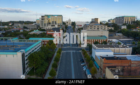 Die Straße ist fast leer, am Wochenende in der Innenstadt in der Innenstadt von Montgomery Alabama Stockfoto