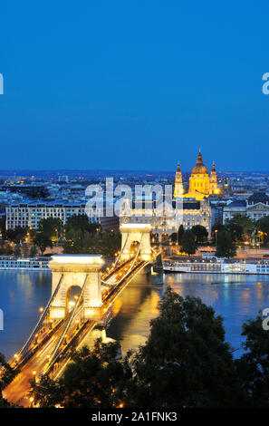 Széchenyi Kettenbrücke und St. Stephen's Cathedral in Pest. Budapest, Ungarn Stockfoto