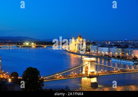 Széchenyi Kettenbrücke und das Parlament in der Dämmerung. Budapest, Ungarn Stockfoto