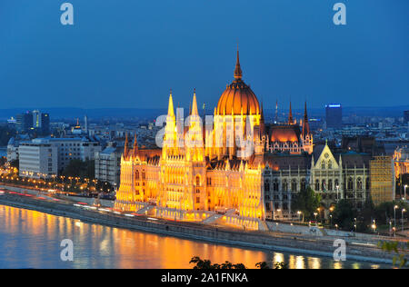 Das Parlament bei Sonnenuntergang, ein UNESCO-Weltkulturerbe. Budapest, Ungarn Stockfoto