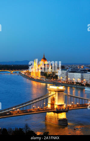 Széchenyi Kettenbrücke und das Parlament in der Dämmerung. Budapest, Ungarn Stockfoto