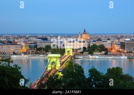 Széchenyi Kettenbrücke und St. Stephen's Cathedral in Pest. Budapest, Ungarn Stockfoto