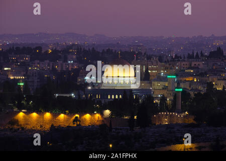 Landschaftlich schöner Blick vom Mount Scopus auf den islamischen Schrein Dome Des Felsens auf dem Tempelberg, der den Muslimen bekannt ist Wie der Haram esh-Sharif in der Altstadt Ost-Jerusalem Israel Stockfoto