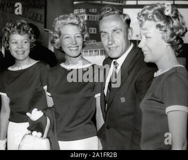 Aug 6, 1958, London, England, Vereinigtes Königreich - England Wolverhampton wandert Fußball Kapitän Billy Wright, zweiter von rechts, auf dem Londoner Flughafen aus Schweden kamen am Nachmittag wurde er von Gesang Gruppe begrüßt, "die Beverley Schwestern', bestehend aus BABS, Wrights Freundin FREUDE, Mitte und TEDDIE für ihre harmonisierende Singstimmen bekannt. (Bild: © Keystone Presse Agentur/Keystone USA über ZUMAPRESS.com) Stockfoto