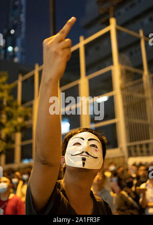 Wanchai, Hongkong. 26. September 2019. Demonstranten außerhalb des Queen Elizabeth Stadium am Donnerstag, wo Chief Executive Carrie Lam Holding einen Dialog mit zufällig ausgewählten Vertretern der Öffentlichkeit wurde Ängste über die jetzt fallengelassen anti Auslieferungsrecht zu lindern. Iain Masterton/Alamy Leben Nachrichten. Stockfoto