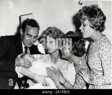 April 04, 1959 - London, England, Vereinigtes Königreich - England Fußball Kapitän, BILLY RECHTS, zählte die ''Double'' seines Lebens, indem er der Vater eines Mädchens und als erste Fußballer für England 100 mal zu spielen. Wright ging an die Londoner Klinik heute Abend seine Frau Freude, 34, der älteste der Gesang Beverley Schwestern zu besuchen, und seine Tochter VICTORIA ANNE. Wrights Schwester-in-Gesetze BABS und TEDDIE, auch gab es die neue Ankunft zu begrüßen. Das Baby war namens Victoria nach Mutter Freude und Anne nach Billy's Mutter. (Bild: © Keystone Presse Agentur/Keystone USA Stockfoto