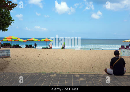 Seminyak, Bali 20.September breiten Sandstrand mit Touristen, in der Nähe von Kuta, Indonesien Stockfoto
