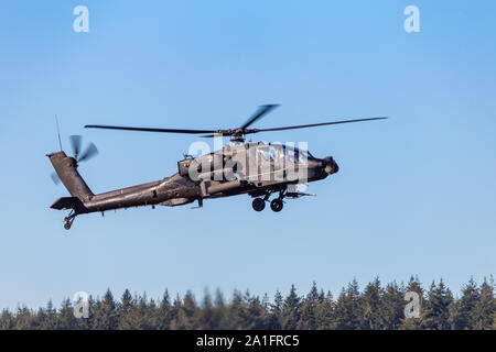 Ede, Niederlande, 21. September 2019: Apache Befehl Helikopter der Niederländischen Armee Soldaten während der Air Show in den Niederlanden fallen. Stockfoto