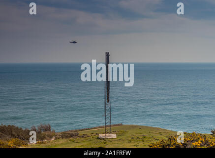 Küstenwache Hubschrauber über Amboss Punkt in Durlston Country Park, Swanage, Dorset, Großbritannien Stockfoto
