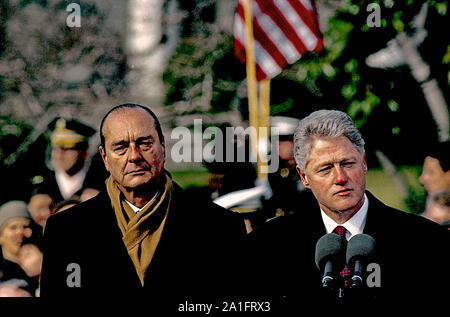 *** Foto *** der ehemalige französische Präsident Jacques Chirac ist vergangen. Washington, DC., USA, Februar 1, 1996 Präsident William Jefferson Clinton, und der französische Präsident Jacques Chirac am Podium auf dem Südrasen des Weißen Hauses liefert Erläuterungen während der offiziellen Begrüßungszeremonie für den französischen Staatschef. Credit: Mark Reinstein/MediaPunch Stockfoto