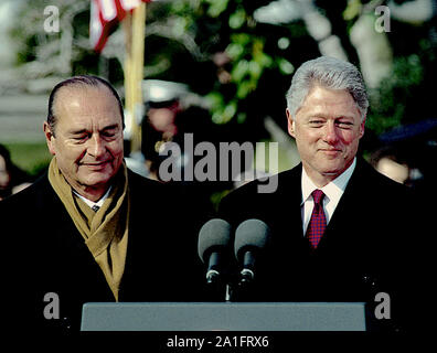 *** Foto *** der ehemalige französische Präsident Jacques Chirac ist vergangen. Washington, DC., USA, Februar 1, 1996 Präsident William Jefferson Clinton, und der französische Präsident Jacques Chirac am Podium auf dem Südrasen des Weißen Hauses liefert Erläuterungen während der offiziellen Begrüßungszeremonie für den französischen Staatschef. Credit: Mark Reinstein/MediaPunch Stockfoto