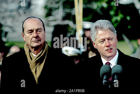 *** Foto *** der ehemalige französische Präsident Jacques Chirac ist vergangen. Washington, DC., USA, Februar 1, 1996 Präsident William Jefferson Clinton, und der französische Präsident Jacques Chirac am Podium auf dem Südrasen des Weißen Hauses liefert Erläuterungen während der offiziellen Begrüßungszeremonie für den französischen Staatschef. Credit: Mark Reinstein/MediaPunch Stockfoto